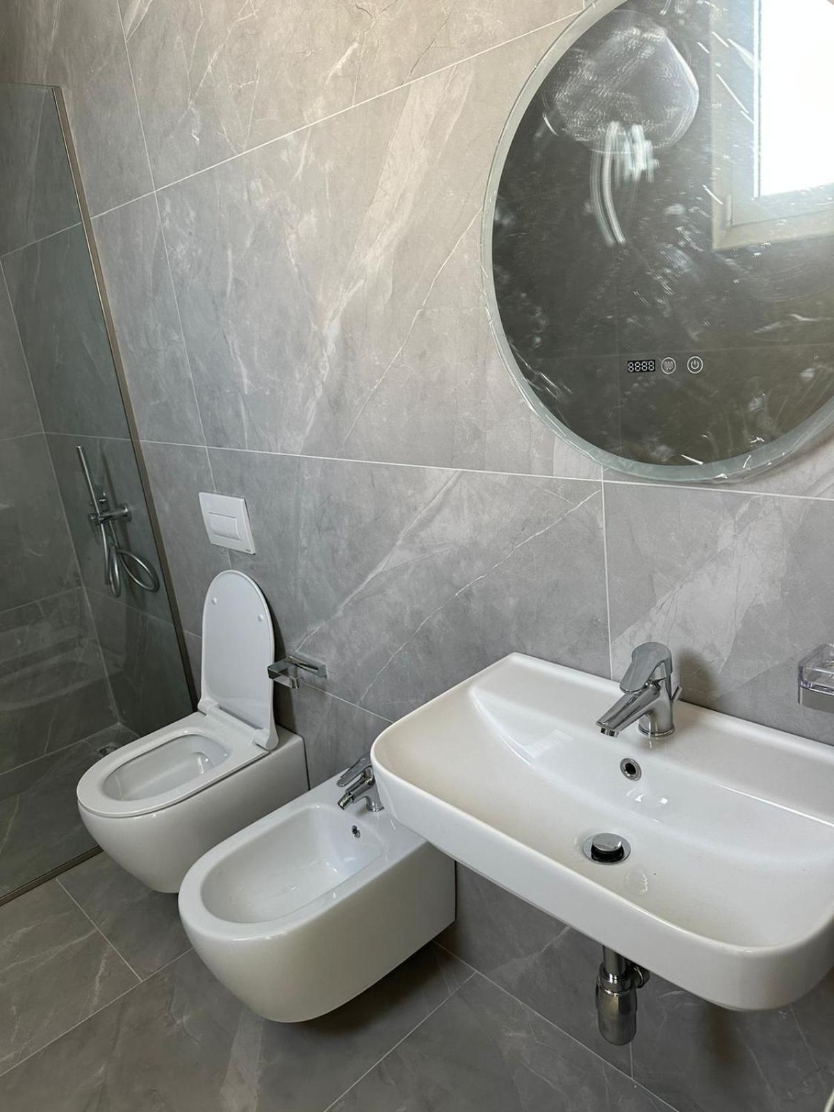 Laid Hotel Vlorë Buitenkant foto