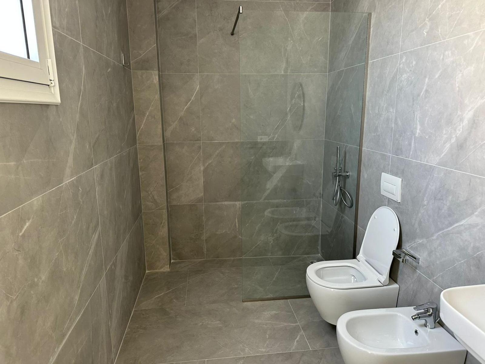 Laid Hotel Vlorë Buitenkant foto