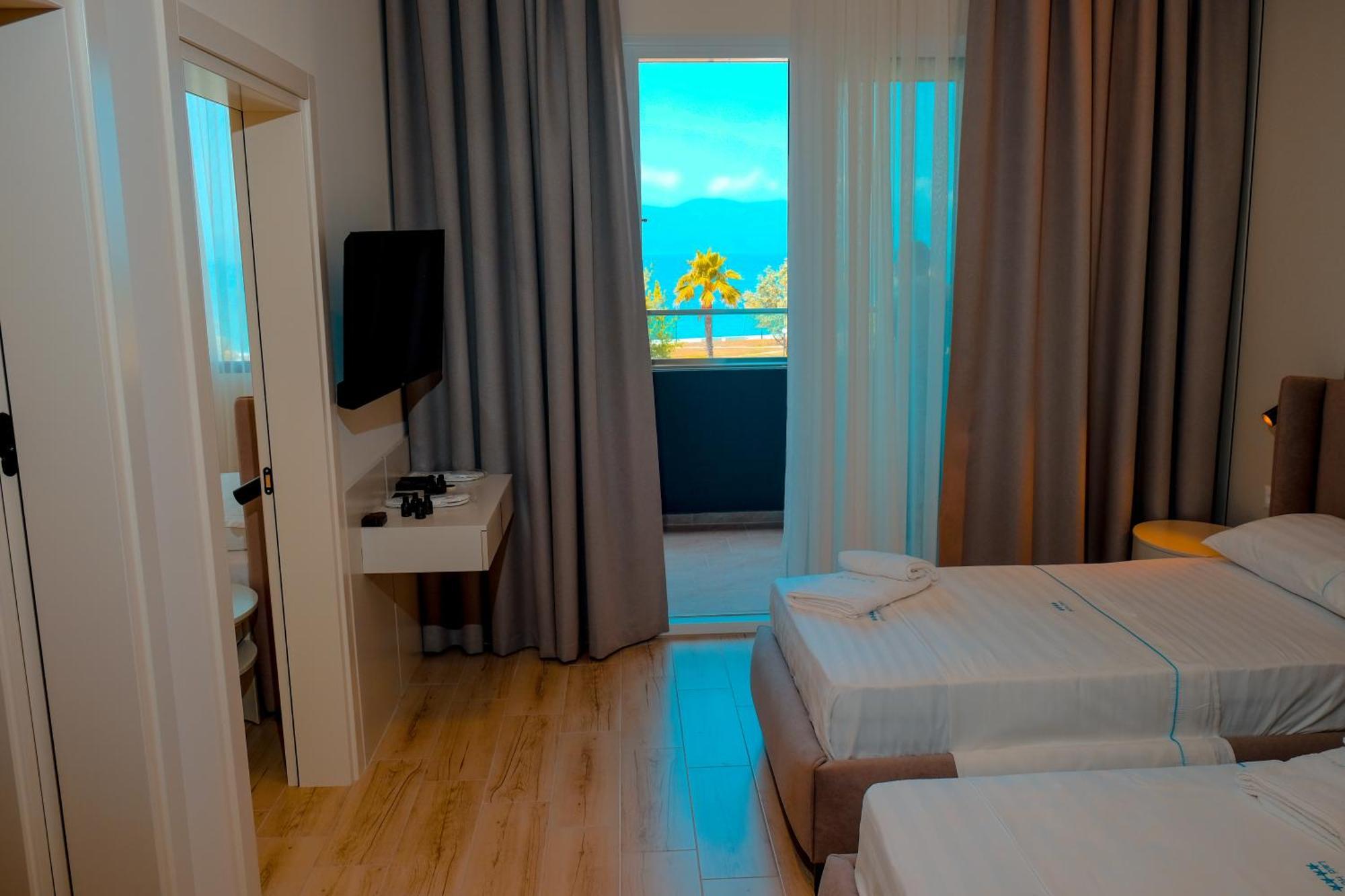 Laid Hotel Vlorë Buitenkant foto