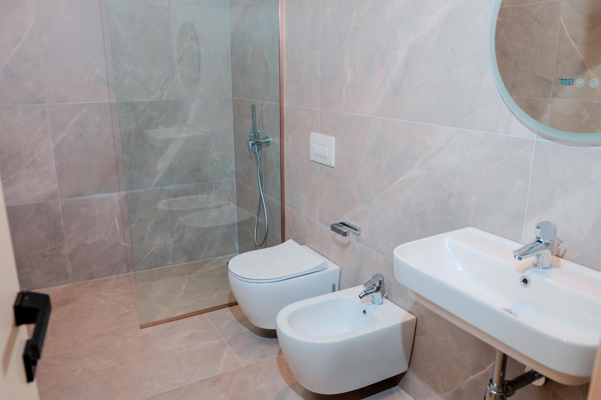 Laid Hotel Vlorë Buitenkant foto