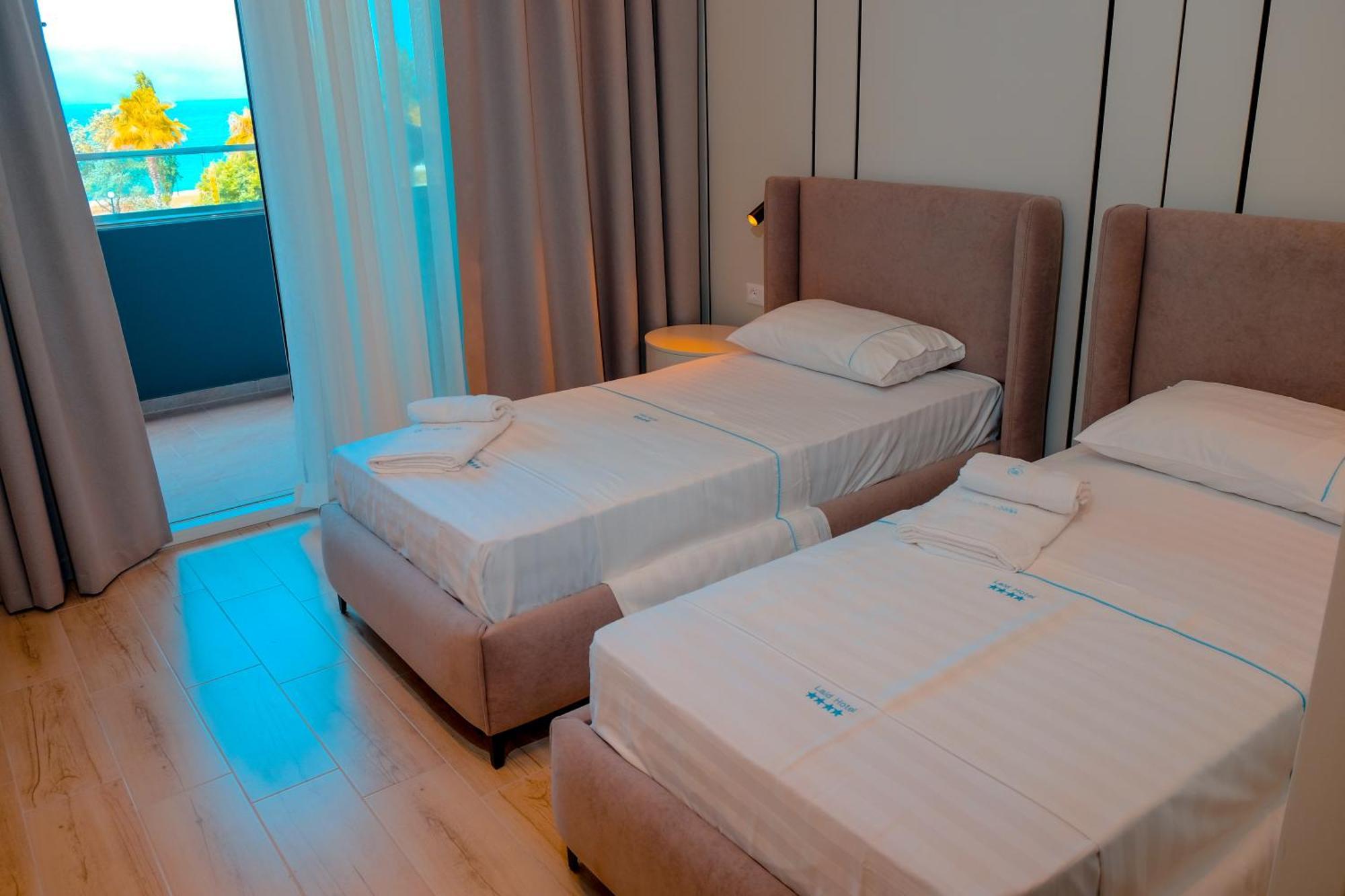 Laid Hotel Vlorë Buitenkant foto