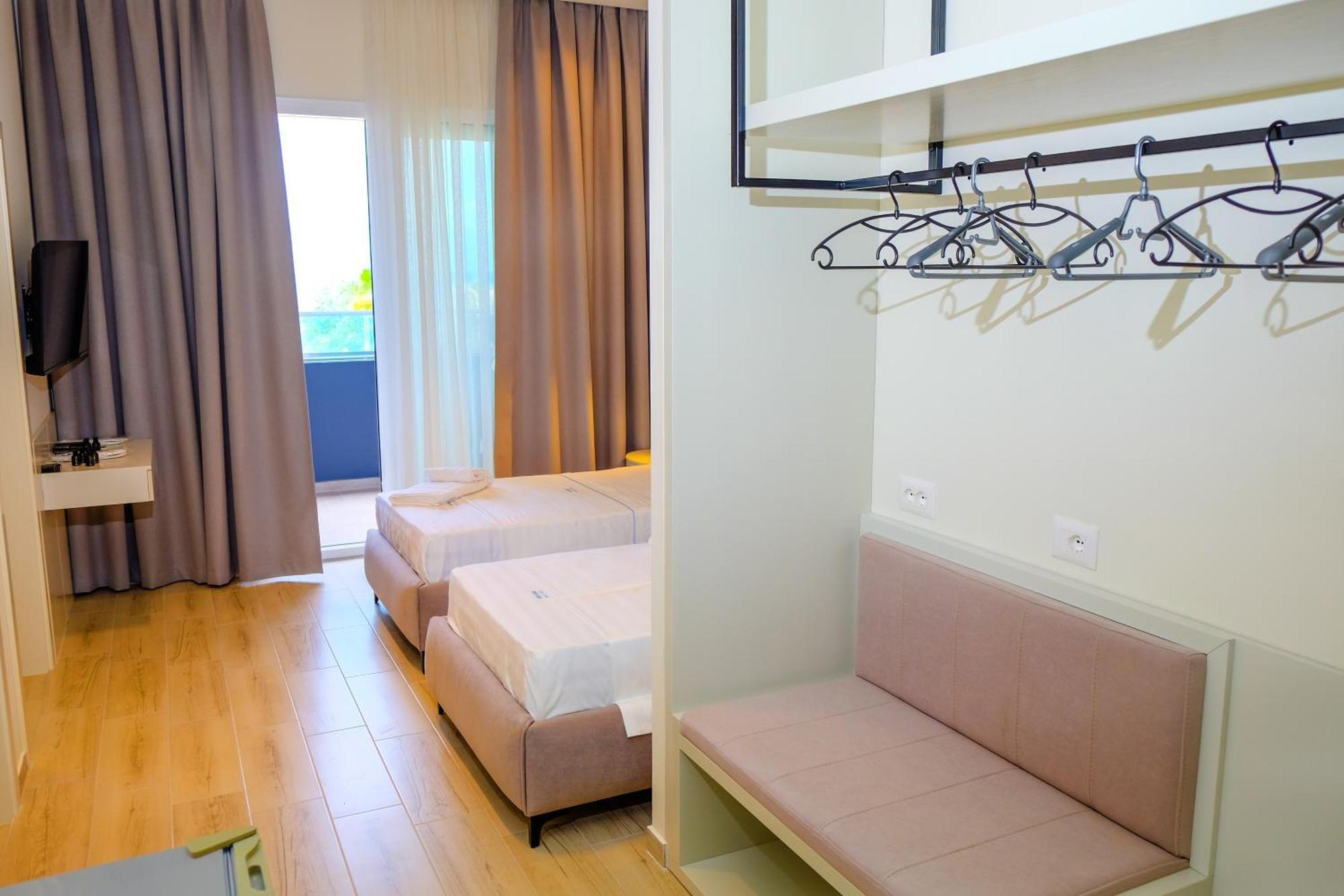 Laid Hotel Vlorë Buitenkant foto