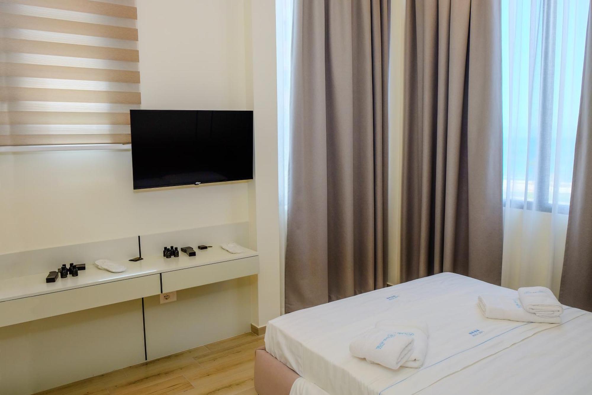 Laid Hotel Vlorë Buitenkant foto