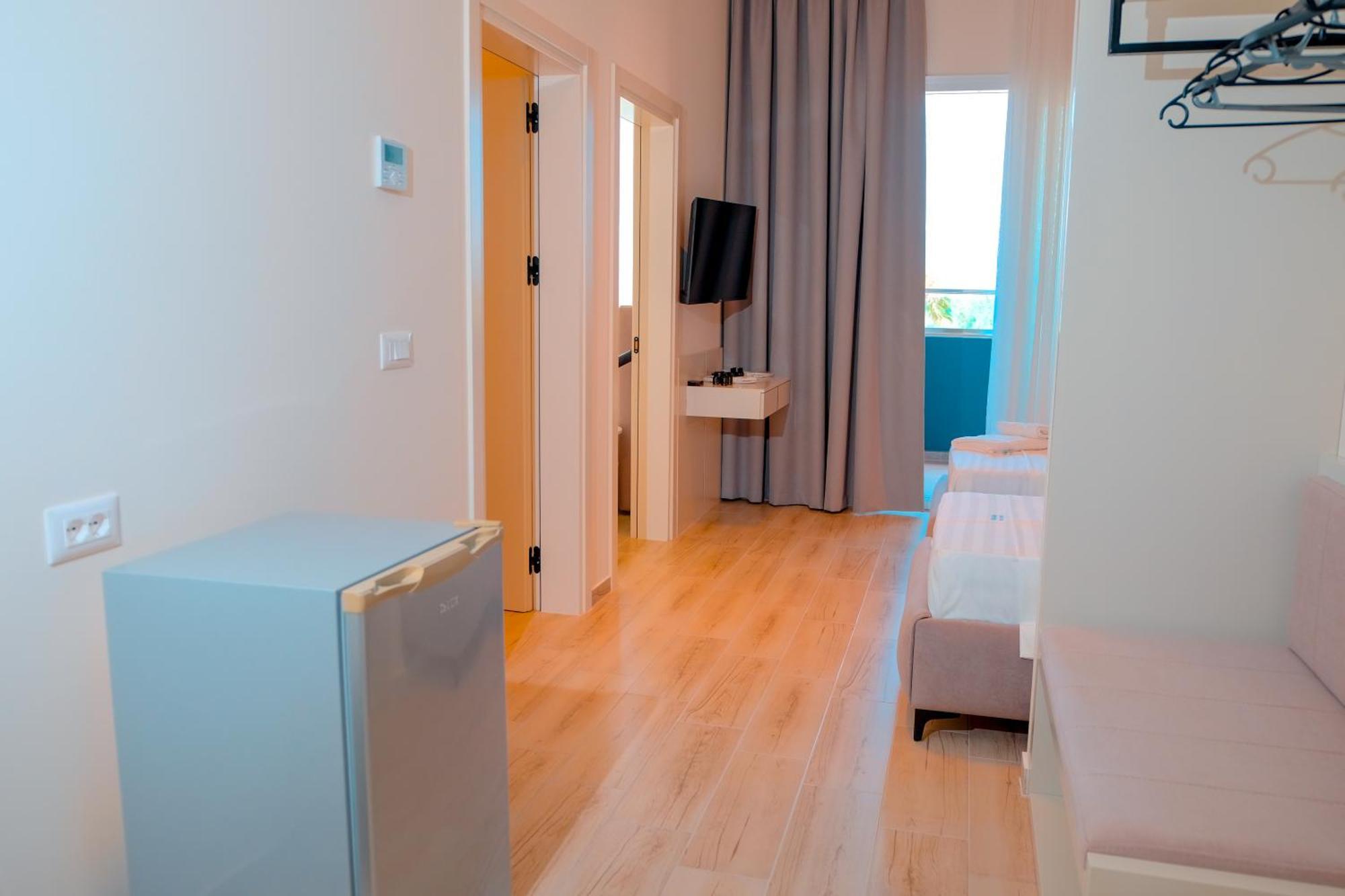 Laid Hotel Vlorë Buitenkant foto