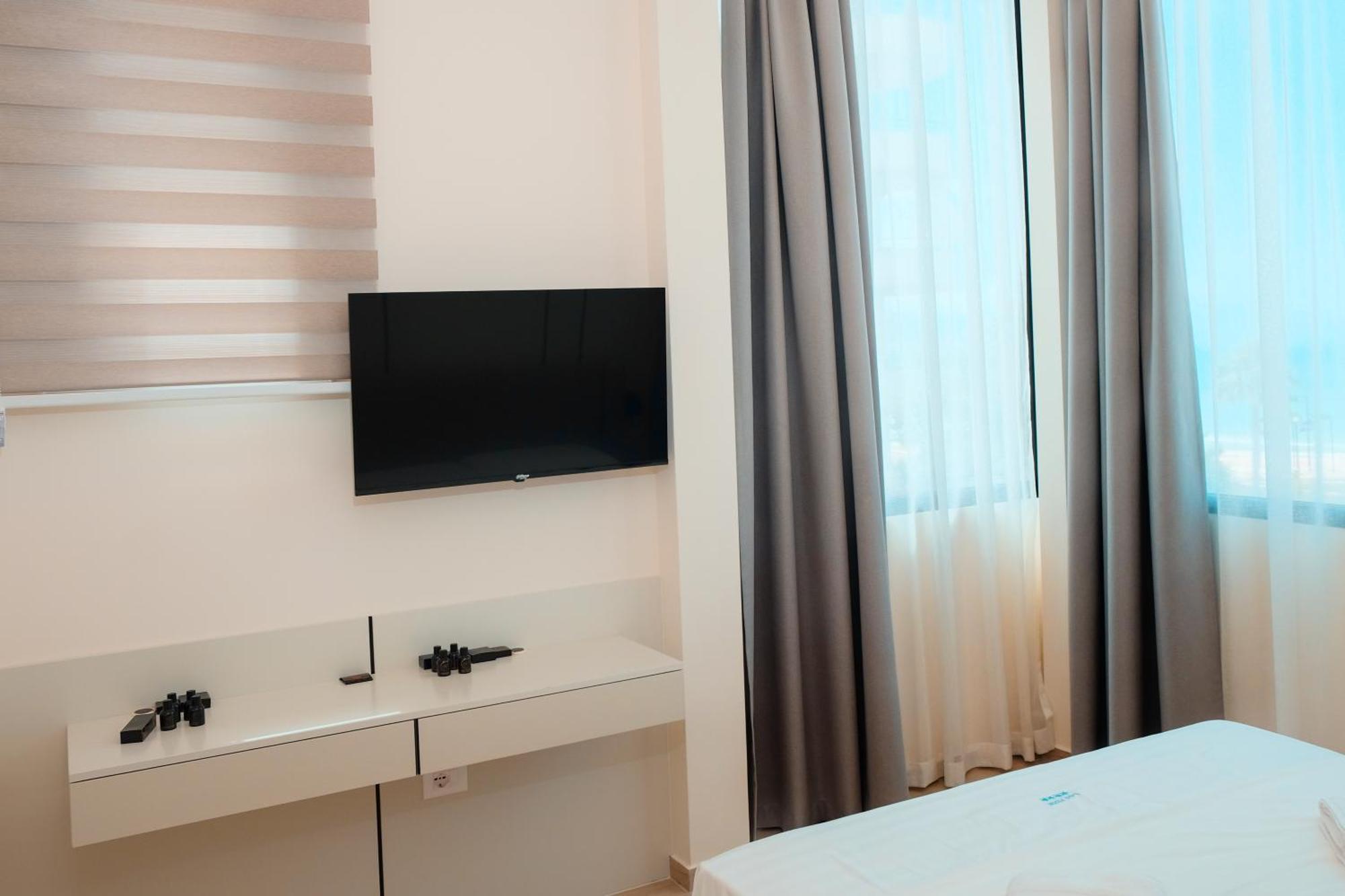 Laid Hotel Vlorë Buitenkant foto