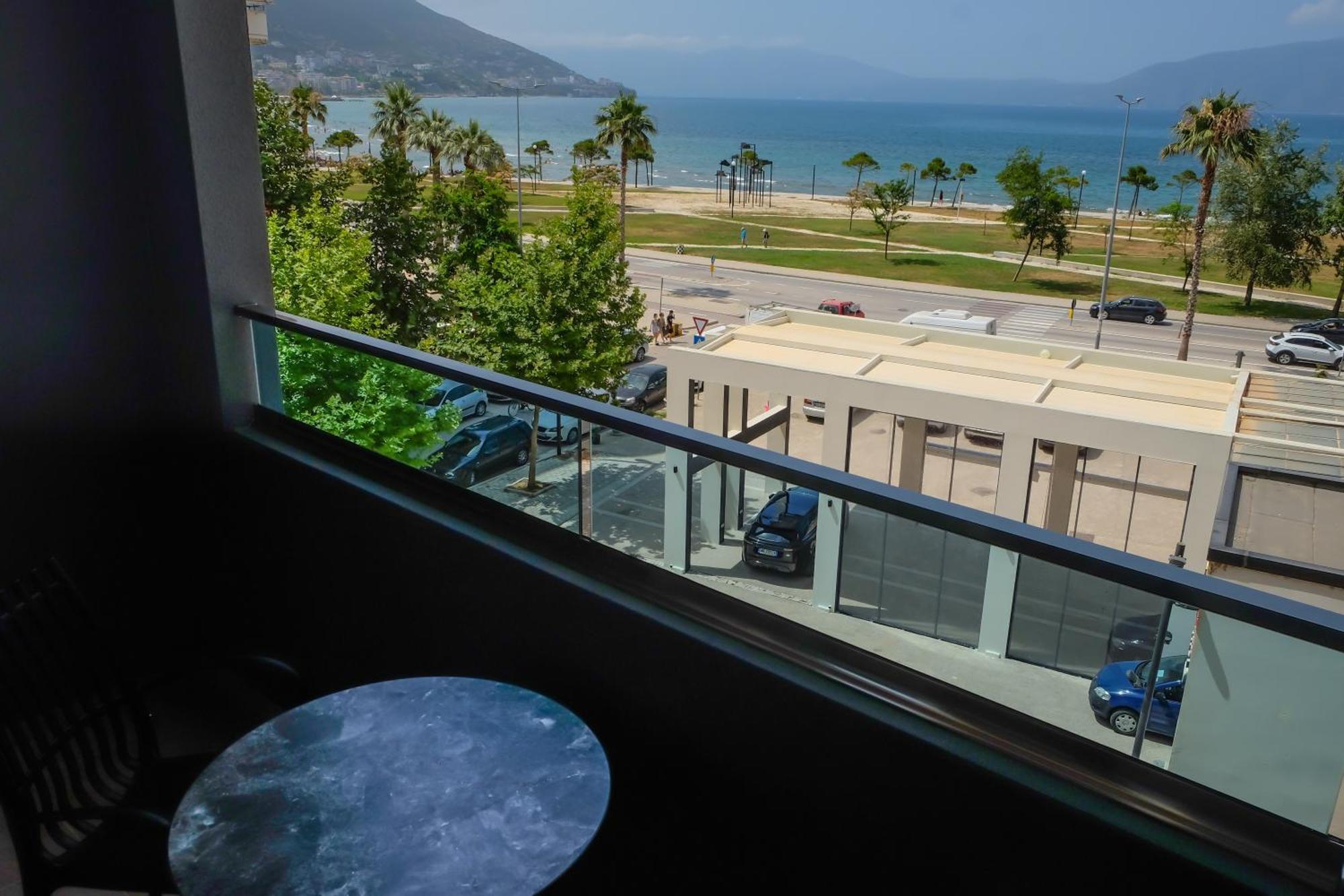 Laid Hotel Vlorë Buitenkant foto