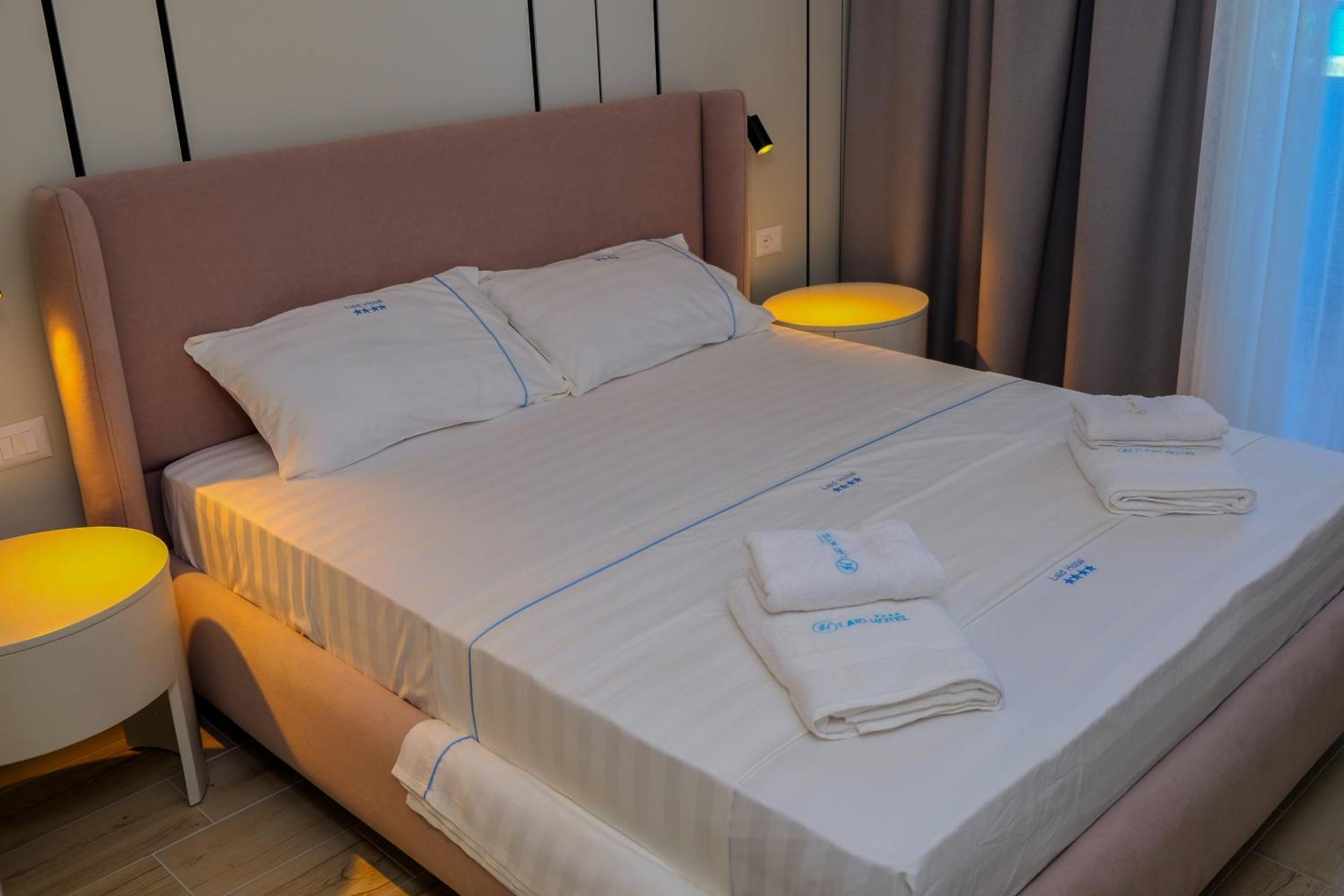 Laid Hotel Vlorë Buitenkant foto