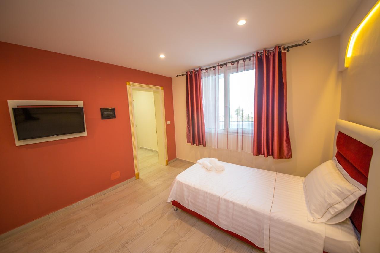 Laid Hotel Vlorë Buitenkant foto