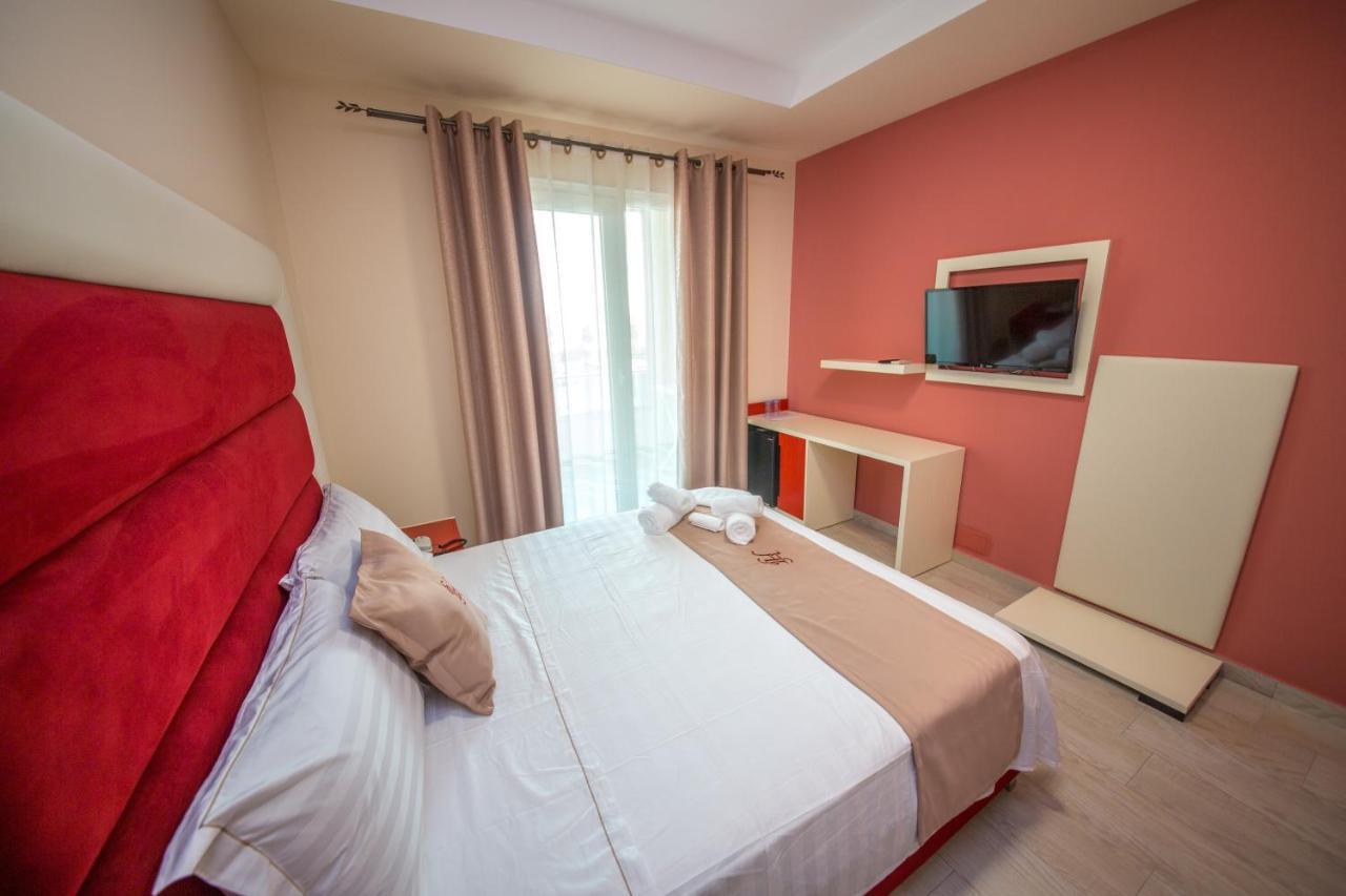 Laid Hotel Vlorë Buitenkant foto