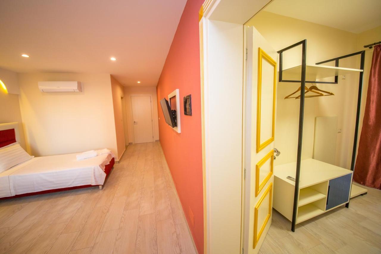 Laid Hotel Vlorë Buitenkant foto