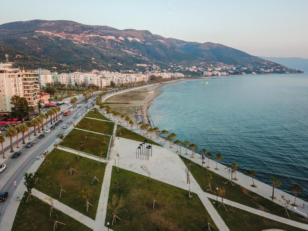 Laid Hotel Vlorë Buitenkant foto